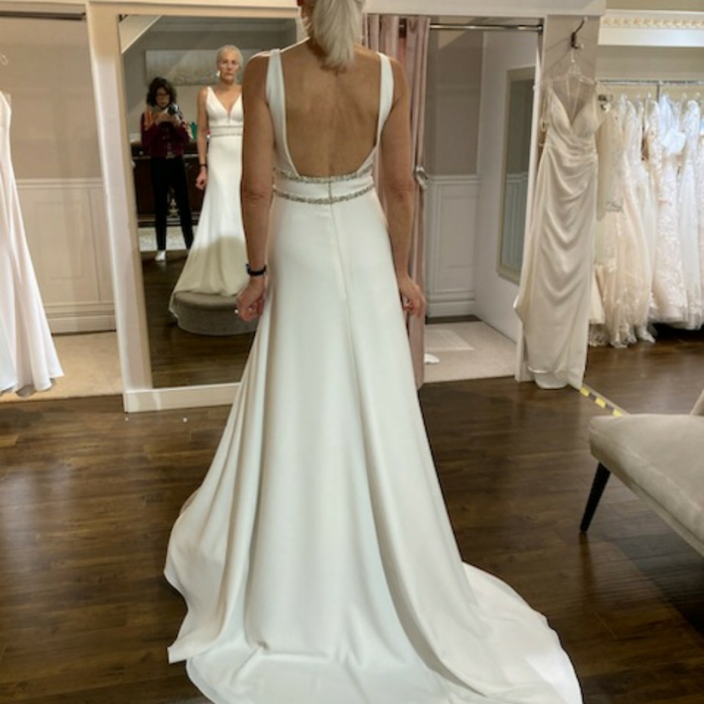 Floor model Mikaella wedding dress